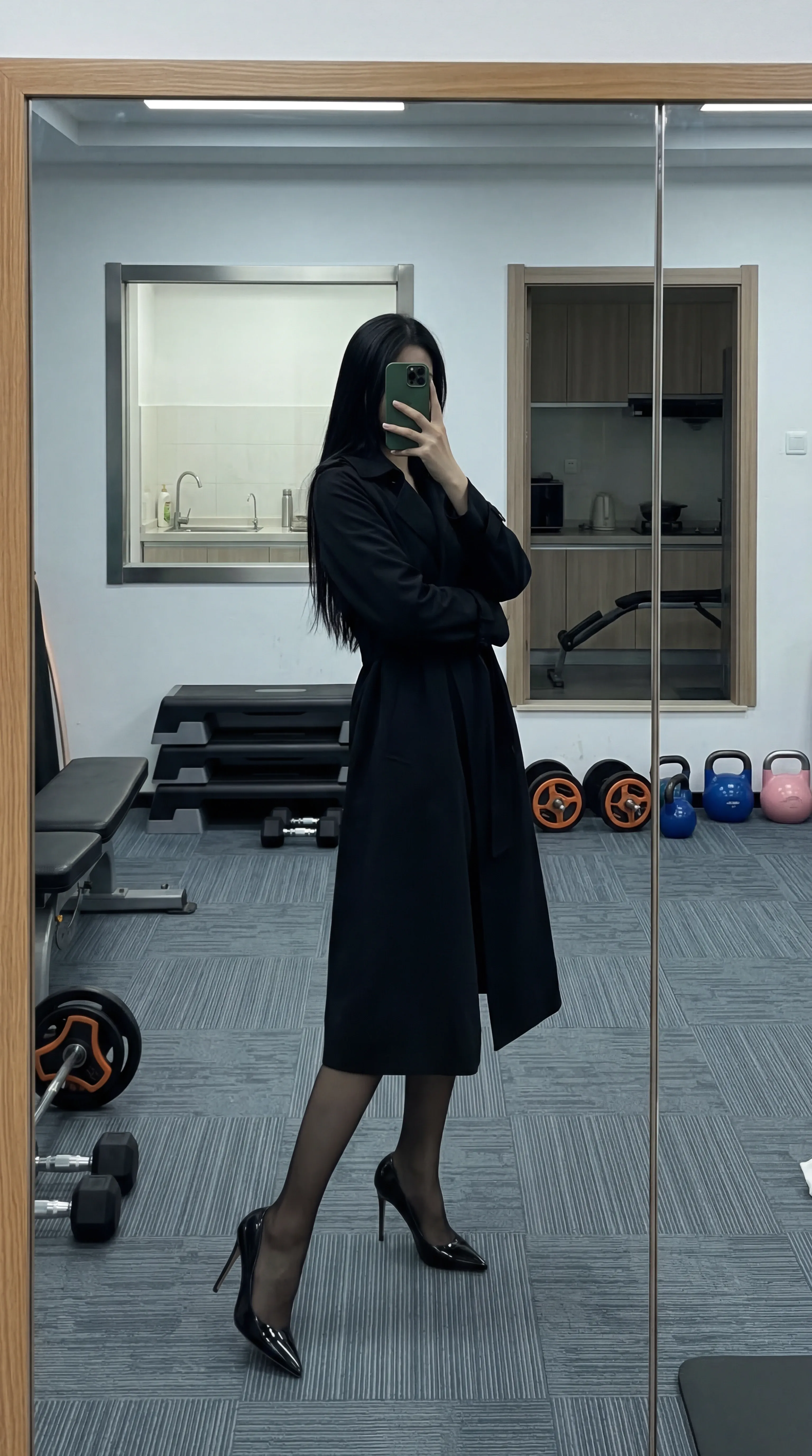 Mirrored Gym Selfie: Stealthy Fashion Pose